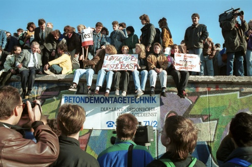 Berliner-Mauer-Mitte-beim-Brandenburger-Tor-19891110-17.jpg